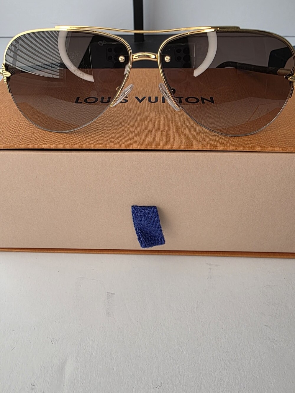 Louis Vuitton Monogram Petite Viola Pilote Aviator Sunglasses - Picture 9 of 16